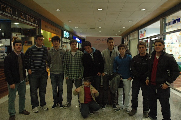 El equipo juvenil que participará en el Campeonato de España durante su visita a la exposición